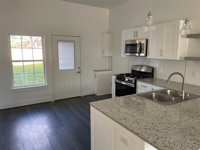 Building Photo - 5631 Ridgeway Dr