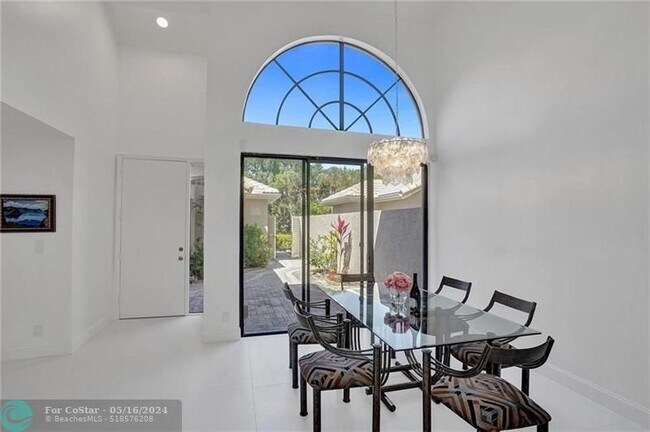 Foto del edificio - 5315 Monterey Cir