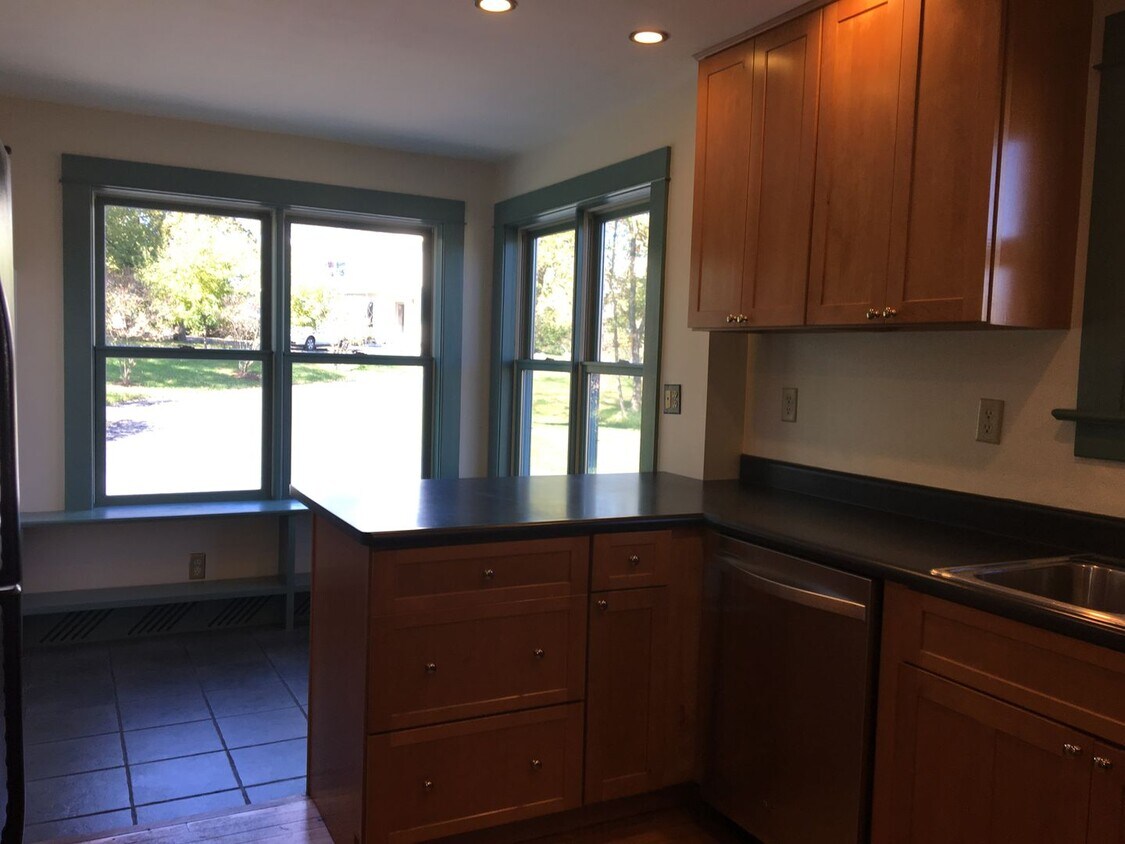 Foto principal - Lovely Single-Family 3BR Home in Vergennes...