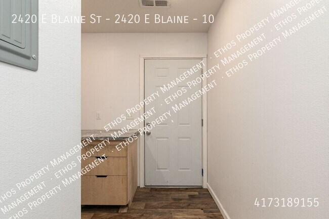Foto del edificio - 2420 E Blaine St