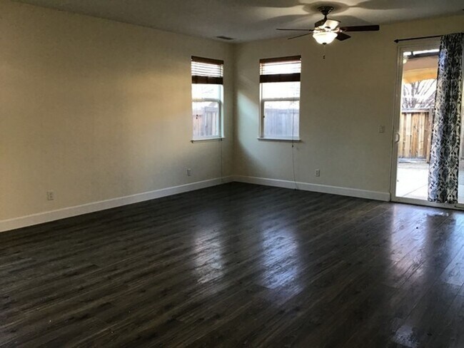 Building Photo - 3 Bedroom plus Den 2 Bath So. Reno Home