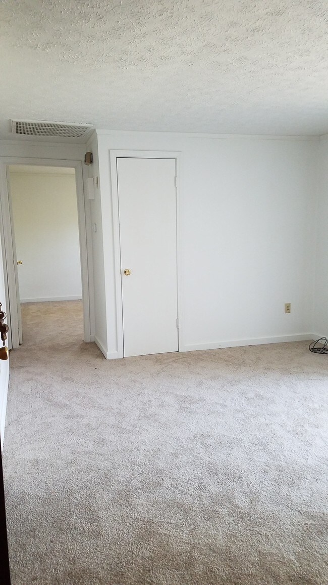 Sala de estar que da al habitación principal - Patriot of Brenmick (FKA Brenmick)