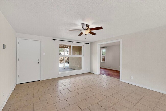 Building Photo - NE 3 bedroom 1 bath 1348/sf