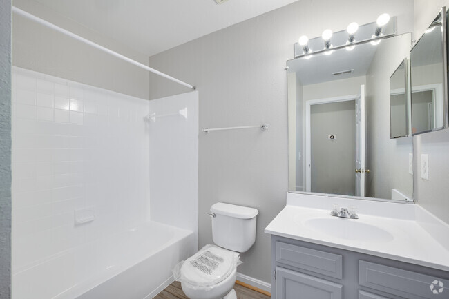 3BR, 2BA - 1,007SF - Bathroom - Acclaim at Sterling