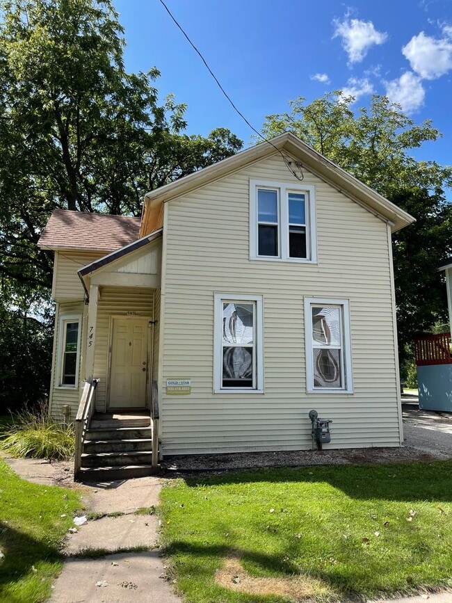 Building Photo - 745 Wisconsin St