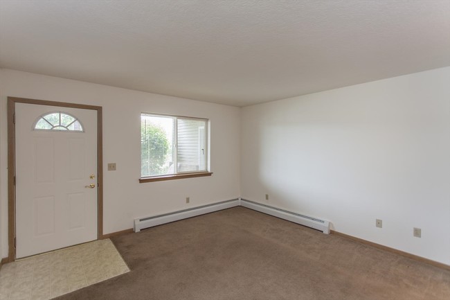 Living Room/Entrance - Ashford Apartments