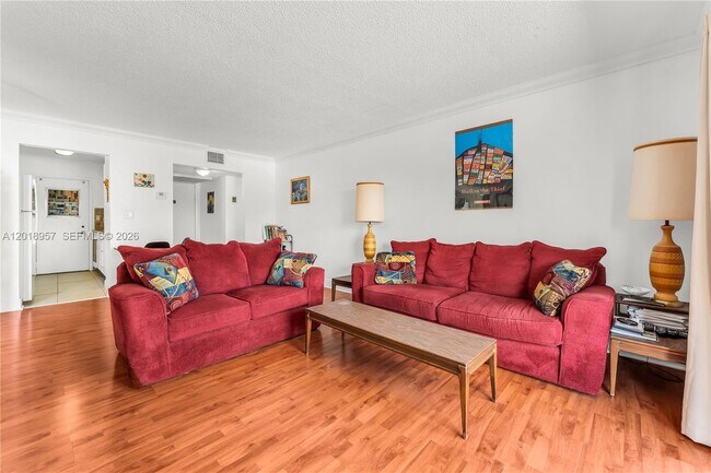 Foto del edificio - 525 Coral Wy