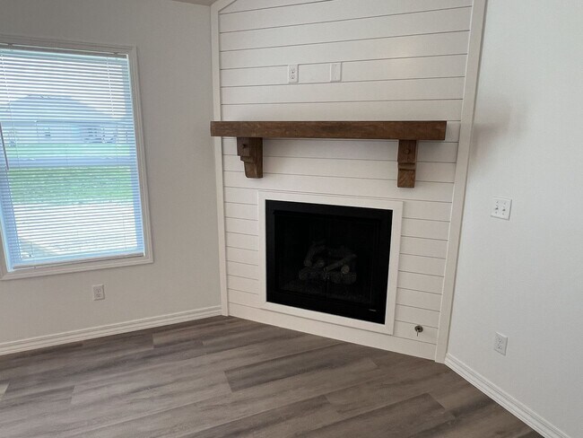 Building Photo - New Home In Nixa-Wont Last!