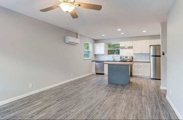 Building Photo - 755 E Red Bud Rd