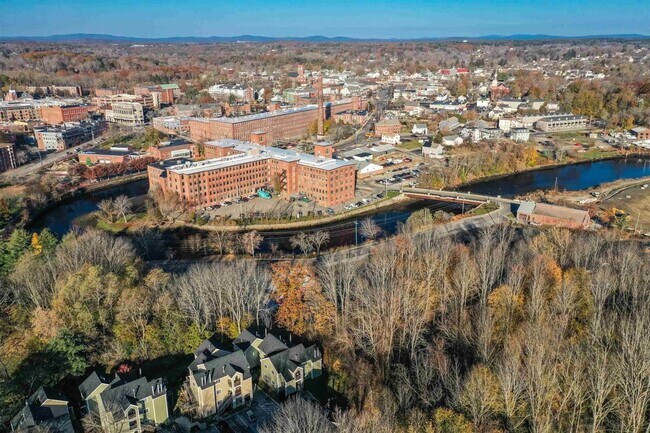 Foto del edificio - Stylish 2-Bedroom Condo in Dover| Utilities Included| Showings Coming Soon!