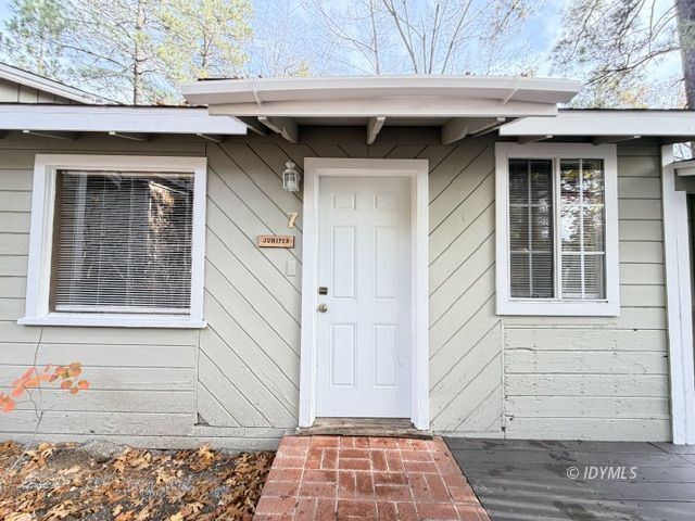 Foto principal - Large Studio Unit in Town w/ Fireplace and...