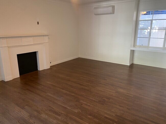 Building Photo - 1223 1/4 N Sweetzer Ave