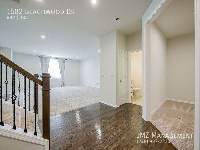 Foto del edificio - 1582 Beachwood Dr