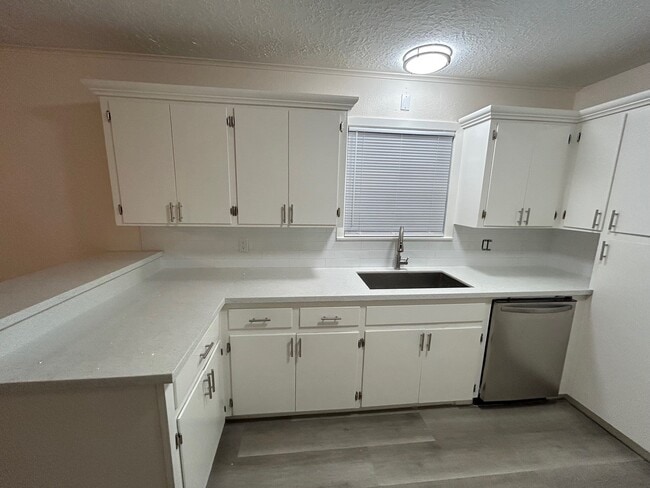 Foto del edificio - 3210 Valley Brook Dr