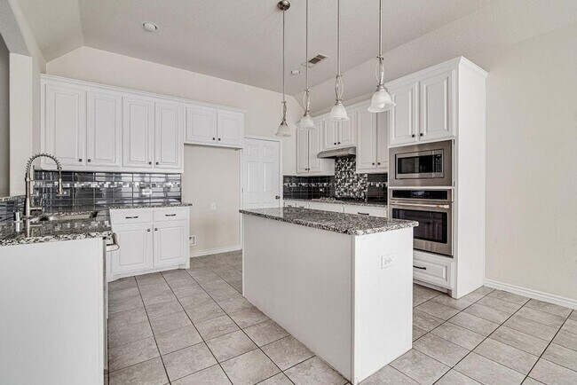 Foto del edificio - Spacious 4BR House in Burleson