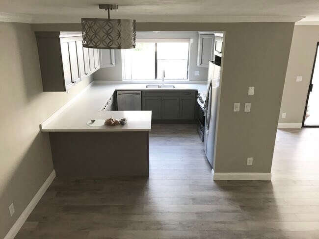 Building Photo - 2130 Plaza del Amo