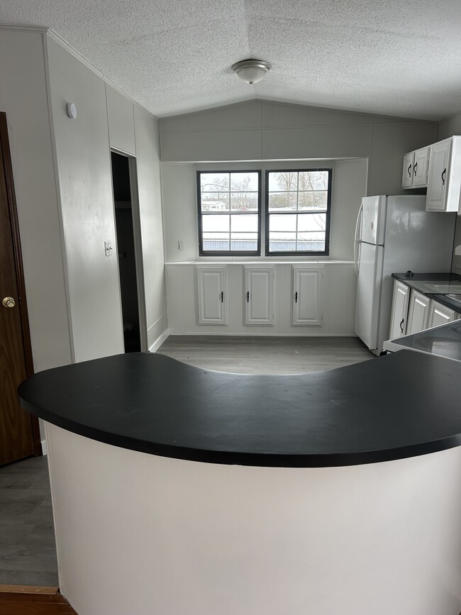 Kitchen - 515 Vanzant Rd