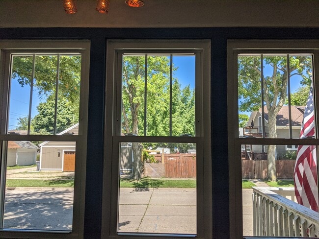 New Windows - 814 Jones St