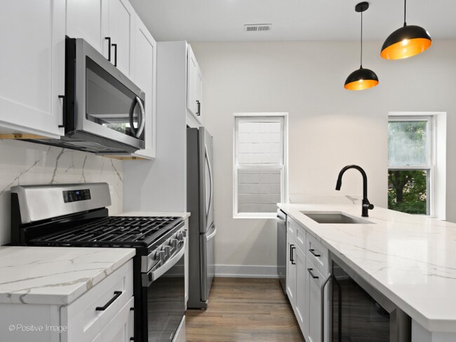 Foto del edificio - 2142 N Maplewood Ave