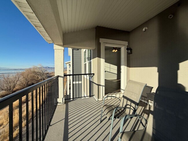 Building Photo - Gorgeous Condo in Vineyard!