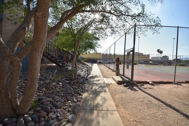 Foto del edificio - 8080 E Speedway Blvd