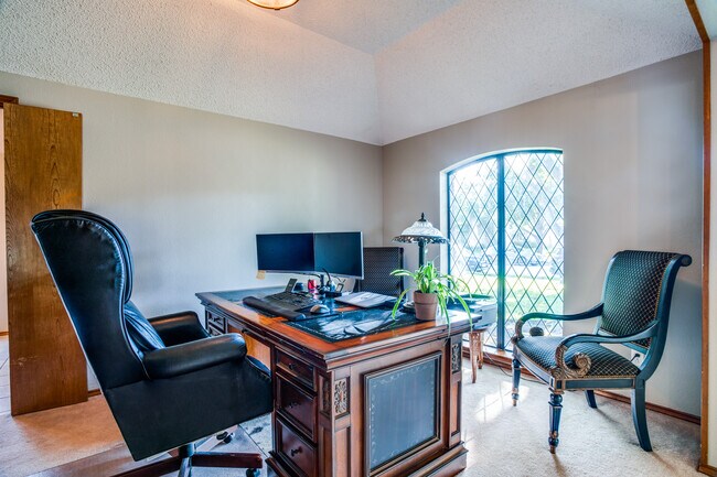 Building Photo - 1511 Quail Run Dr