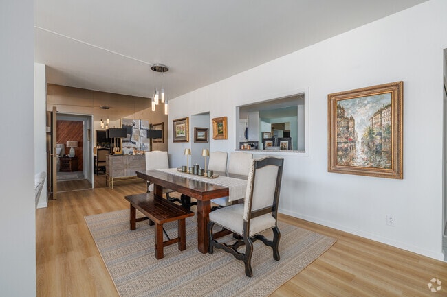 3 habitaciones, 3 baños - 2200 pies cuadrados - Comedor - Plaza Point Apartments