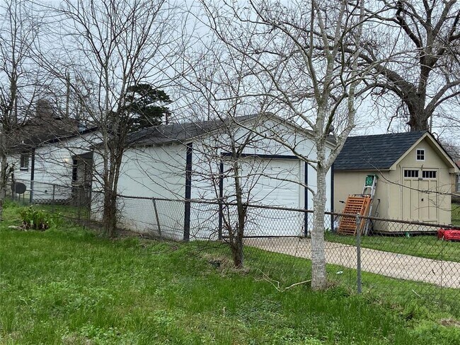 Building Photo - 2408 Avenue B