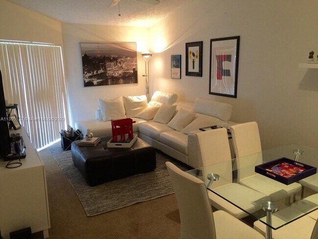 Foto del edificio - 9836 Nob Hill Ln