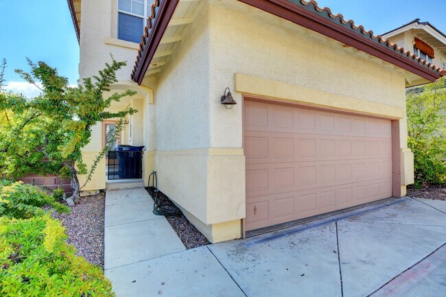 Foto del edificio - Beautiful 4-Bedroom Home in Gated Summerli...