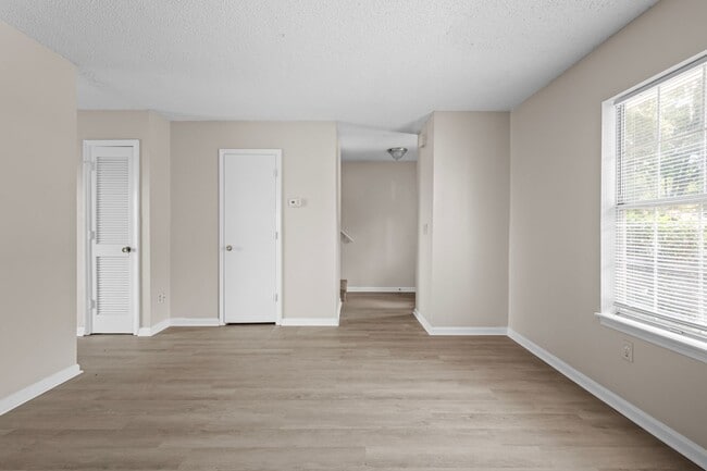 Building Photo - 3 bedroom townhome available in Whitfield ...