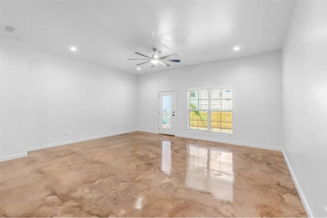 Foto del edificio - 1540 W Long