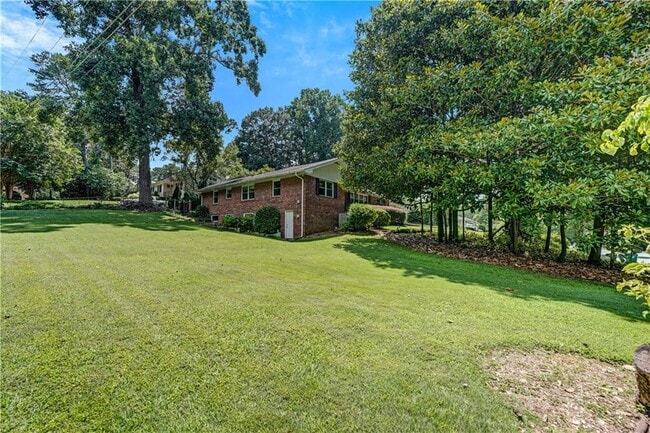 Building Photo - 2127 Desmond Dr