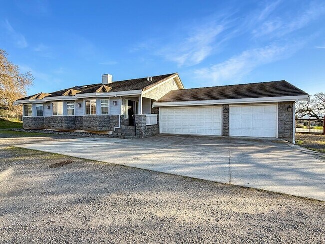 Foto del edificio - 2800 Roop Rd