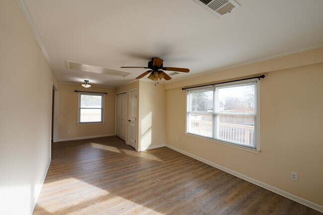 Foto del edificio - 953 McCullough Rd