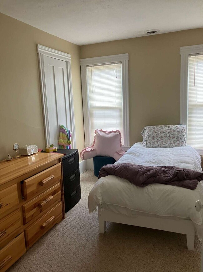Foto del edificio - Available October 1!  2 Bedroom 1 bath upp...