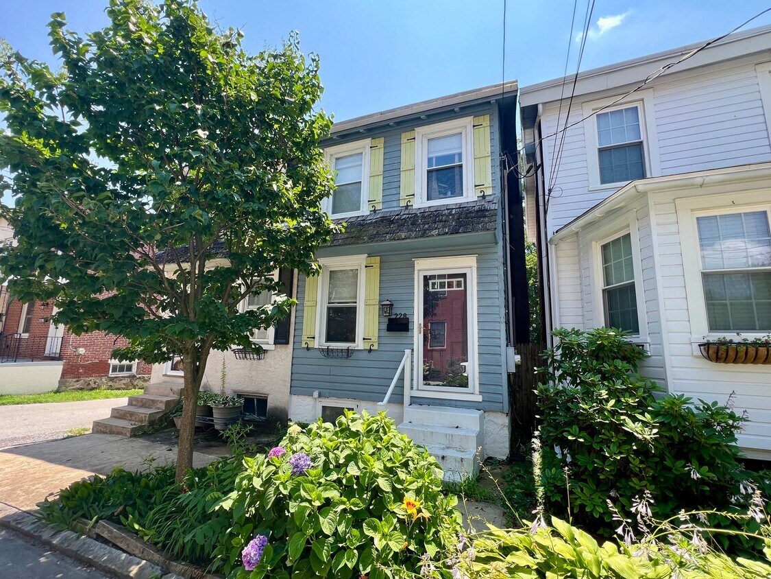 Primary Photo - Stunning 2-Bedroom Townhome in West Cheste...