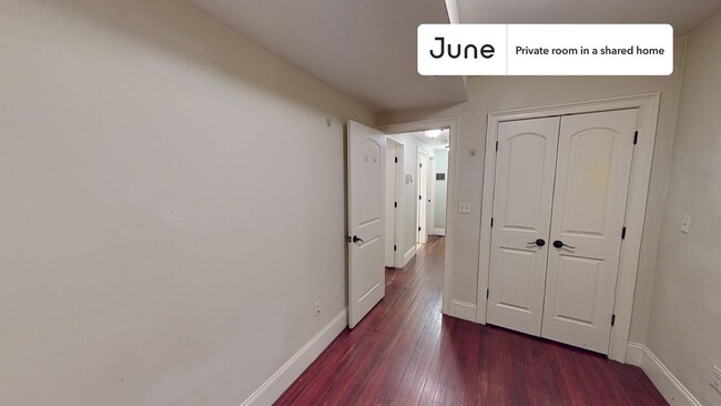 Building Photo - Private bedroom in 5 bed/2 bath Home