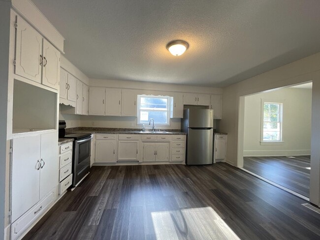 Building Photo - 597 N Forest St