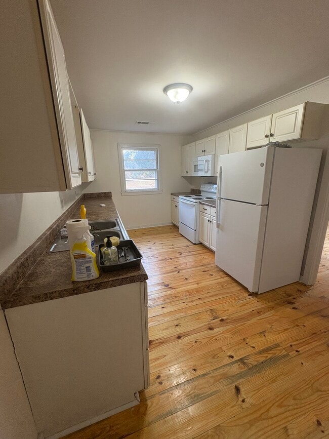 Building Photo - 492 Mobile St