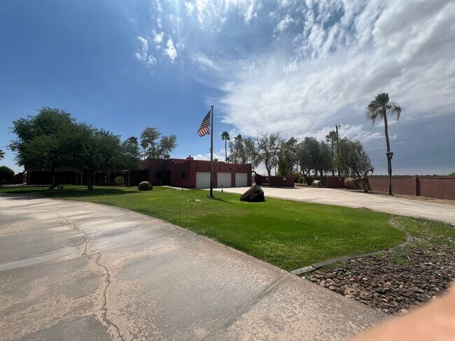 Foto del edificio - UNIQUE HOME ON ACREAGE!