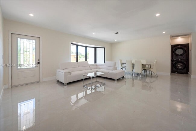 Foto del edificio - 4700 McKinley St