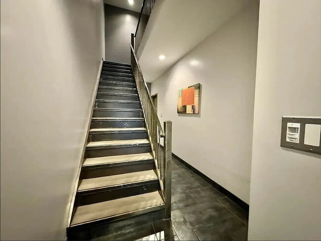 Building Photo - "Charming 1-Bedroom Haven with Hardwood Elegance in Queens - 800 Sq Ft of Comfort!"