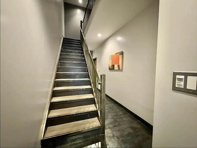 Foto del edificio - "Charming 1-Bedroom Haven with Hardwood Elegance in Queens - 800 Sq Ft of Comfort!"