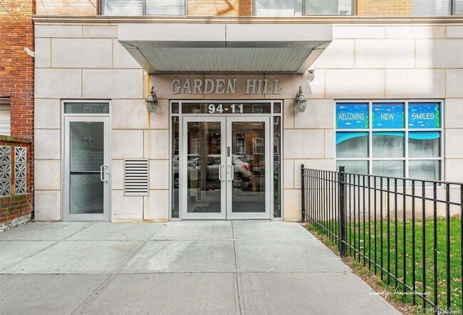 Foto del edificio - 94-11 65th Rd
