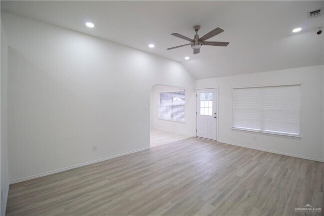 Building Photo - 18 Umbrellabird Ave