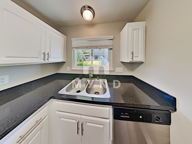 Building Photo - 6500 Country Club Dr Apt 21