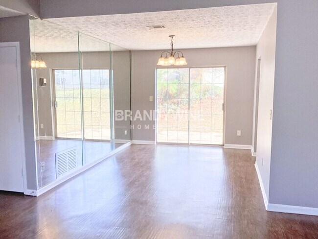 Foto del edificio - Beautiful 3BR with Amazing yard! Apply today!