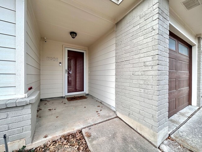 Foto del edificio - Comfortable & Nice 3BR / 2BA One-Level Home — Garage, Yard & Laundry Room