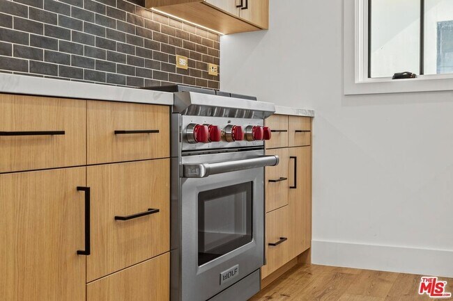 Foto del edificio - 14535 Killion St